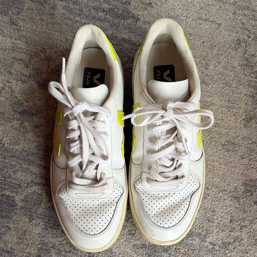 Veja V-10 Women's Size 8 White Sneakers with Neon Yellow Accents - Picture 4 of 7